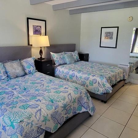 Manatee, Studio202, Beach Steps Away! Pool+Wifi Ръскин Екстериор снимка
