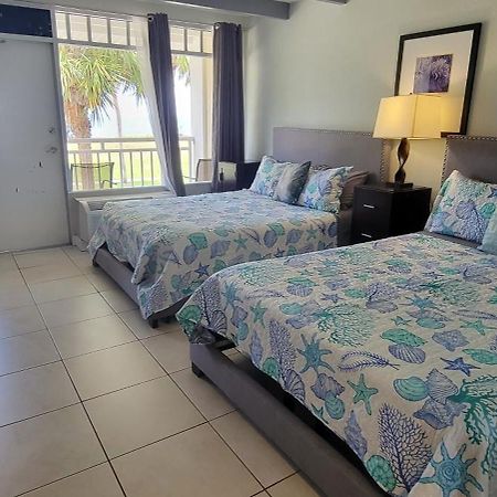 Manatee, Studio202, Beach Steps Away! Pool+Wifi Ръскин Екстериор снимка