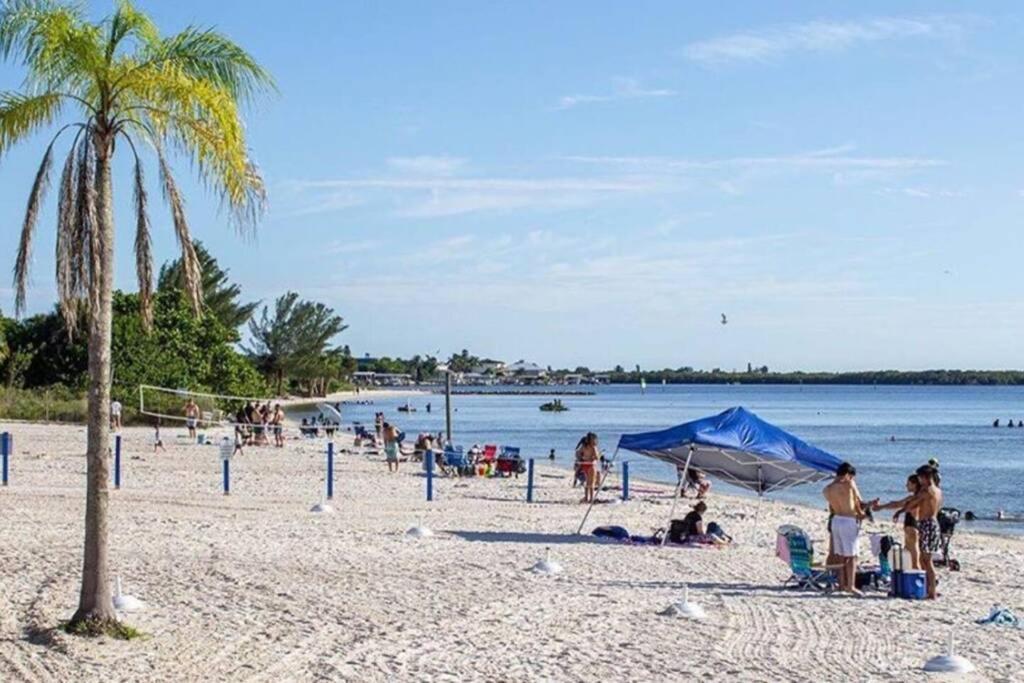 Manatee, Studio202, Beach Steps Away! Pool+Wifi Ръскин Екстериор снимка