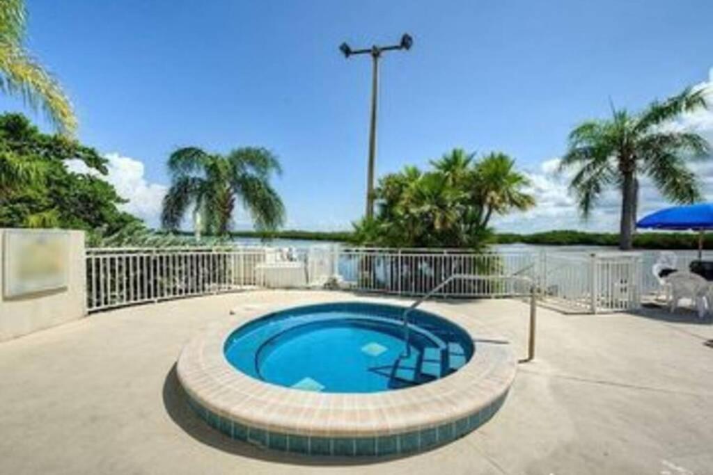 Manatee, Studio202, Beach Steps Away! Pool+Wifi Ръскин Екстериор снимка