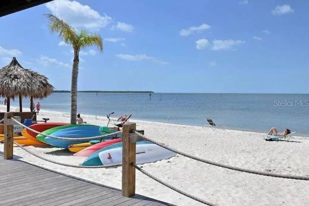 Manatee, Studio202, Beach Steps Away! Pool+Wifi Ръскин Екстериор снимка