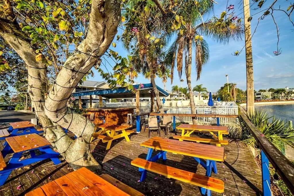 Manatee, Studio202, Beach Steps Away! Pool+Wifi Ръскин Екстериор снимка