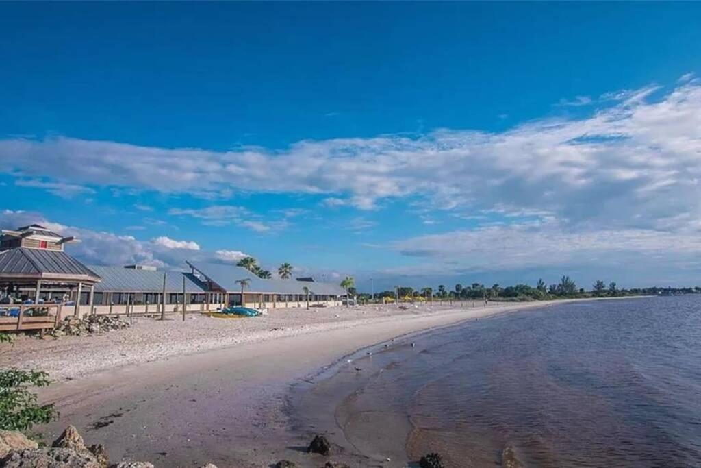 Manatee, Studio202, Beach Steps Away! Pool+Wifi Ръскин Екстериор снимка