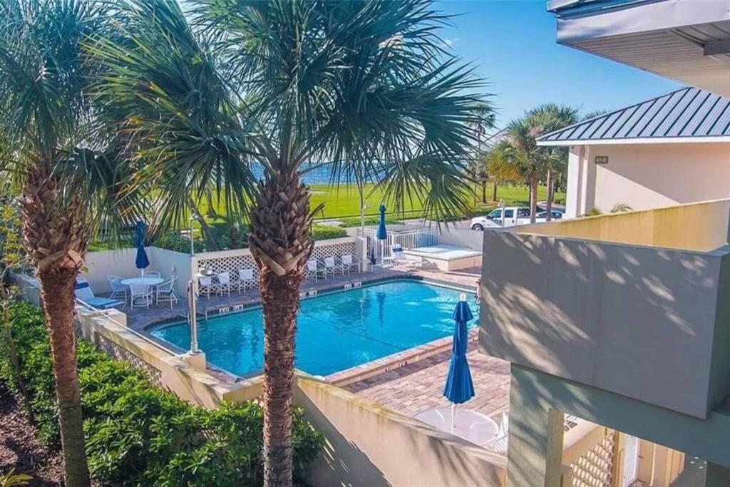 Manatee, Studio202, Beach Steps Away! Pool+Wifi Ръскин Екстериор снимка