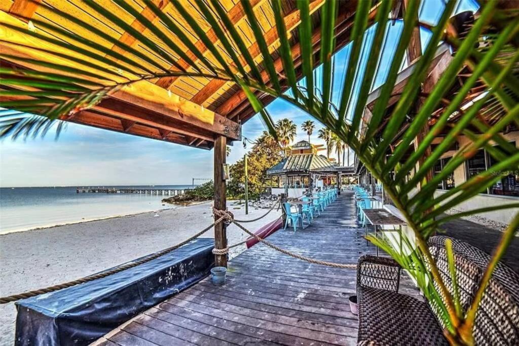 Manatee, Studio202, Beach Steps Away! Pool+Wifi Ръскин Екстериор снимка