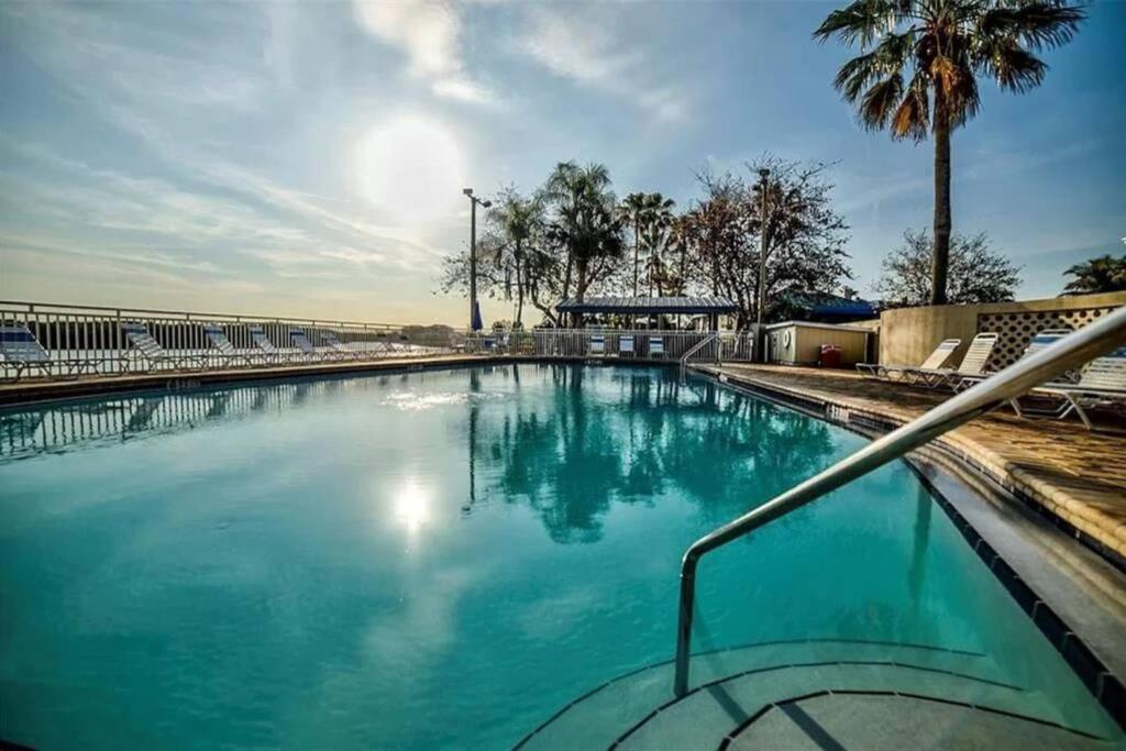 Manatee, Studio202, Beach Steps Away! Pool+Wifi Ръскин Екстериор снимка