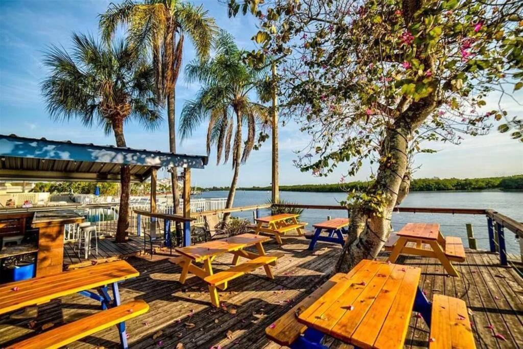 Manatee, Studio202, Beach Steps Away! Pool+Wifi Ръскин Екстериор снимка