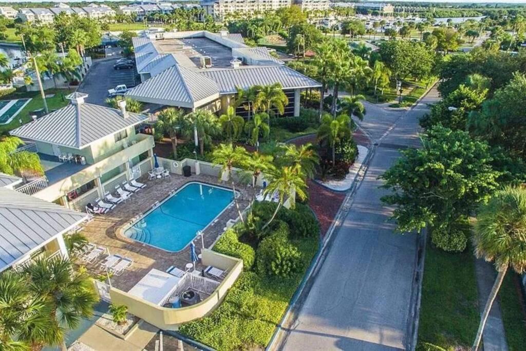 Manatee, Studio202, Beach Steps Away! Pool+Wifi Ръскин Екстериор снимка