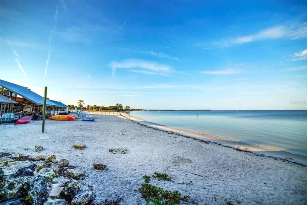 Manatee, Studio202, Beach Steps Away! Pool+Wifi Ръскин Екстериор снимка