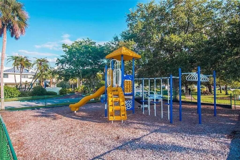 Manatee, Studio202, Beach Steps Away! Pool+Wifi Ръскин Екстериор снимка