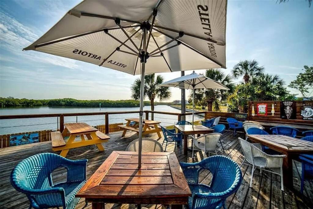 Manatee, Studio202, Beach Steps Away! Pool+Wifi Ръскин Екстериор снимка