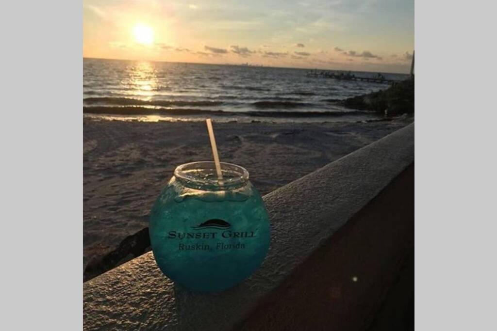 Manatee, Studio202, Beach Steps Away! Pool+Wifi Ръскин Екстериор снимка