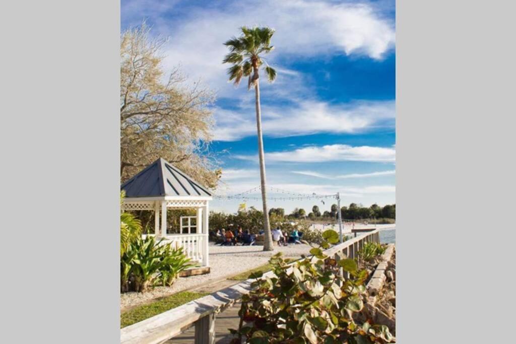 Manatee, Studio202, Beach Steps Away! Pool+Wifi Ръскин Екстериор снимка