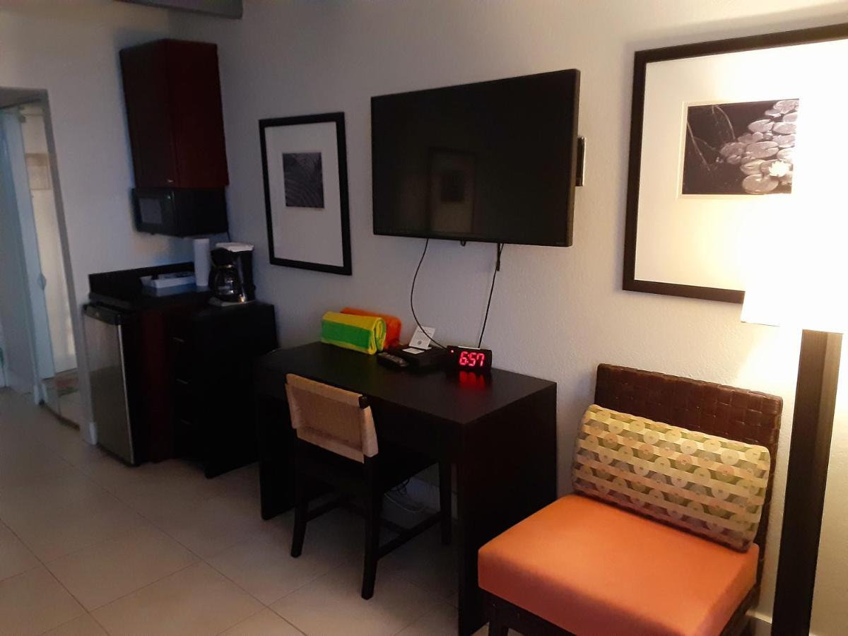 Manatee, Studio202, Beach Steps Away! Pool+Wifi Ръскин Екстериор снимка
