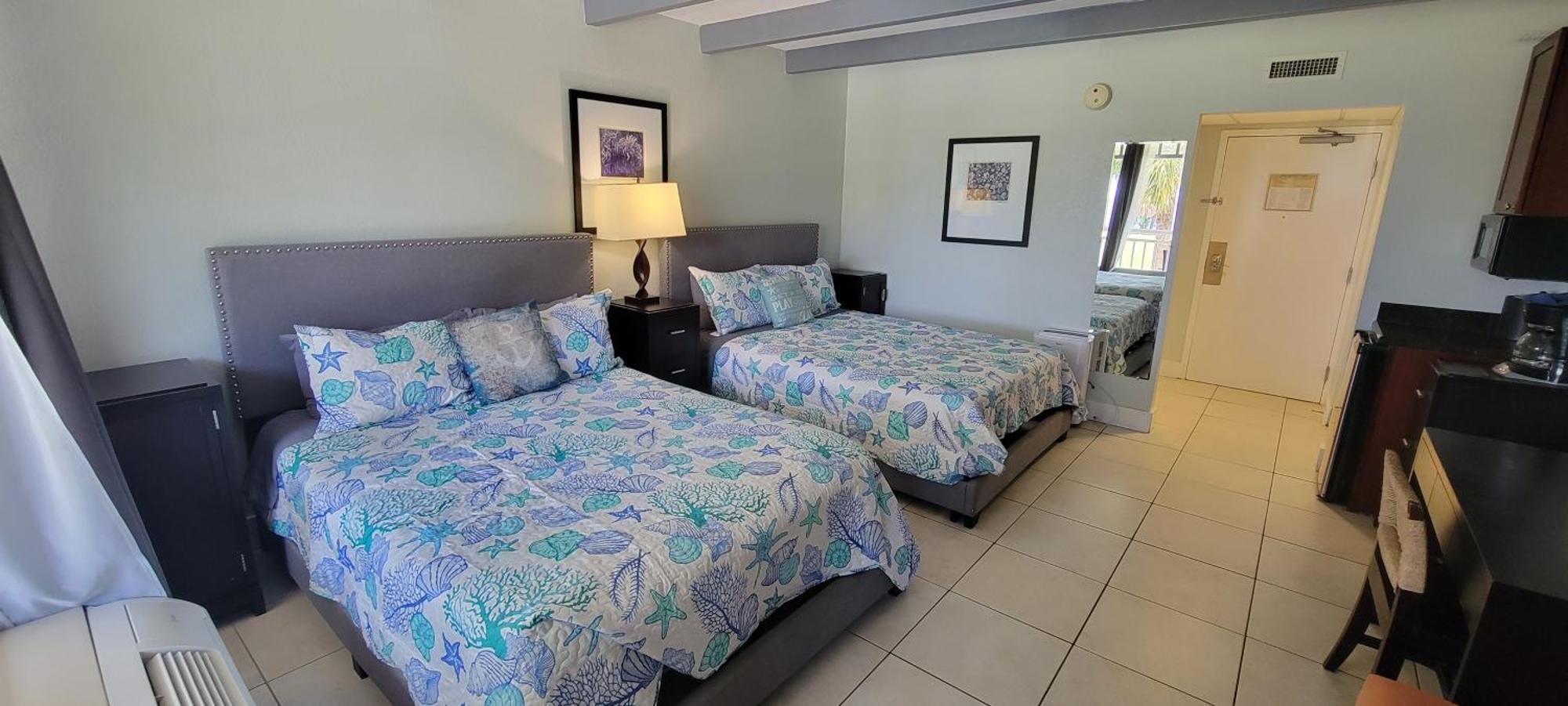 Manatee, Studio202, Beach Steps Away! Pool+Wifi Ръскин Екстериор снимка