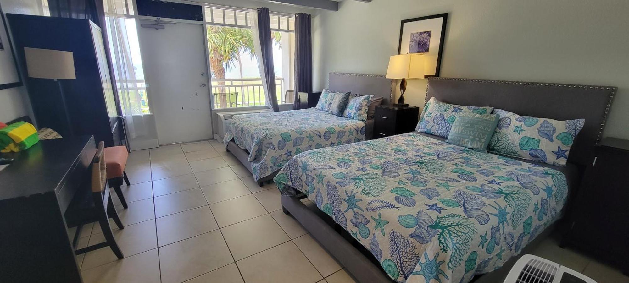 Manatee, Studio202, Beach Steps Away! Pool+Wifi Ръскин Екстериор снимка